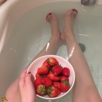 想幫她种草莓嗎
